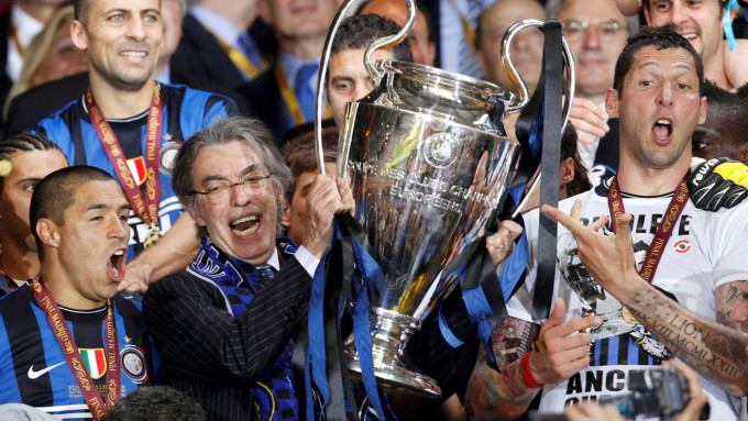 Moratti nâng Champions League khi còn làm Chủ tịch Inter năm 2010. Ảnh: AP