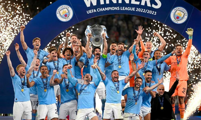 Khoảnh khắc đội trưởng Ilkay Gundogan nâng cup cho Man City. Ảnh: UEFA