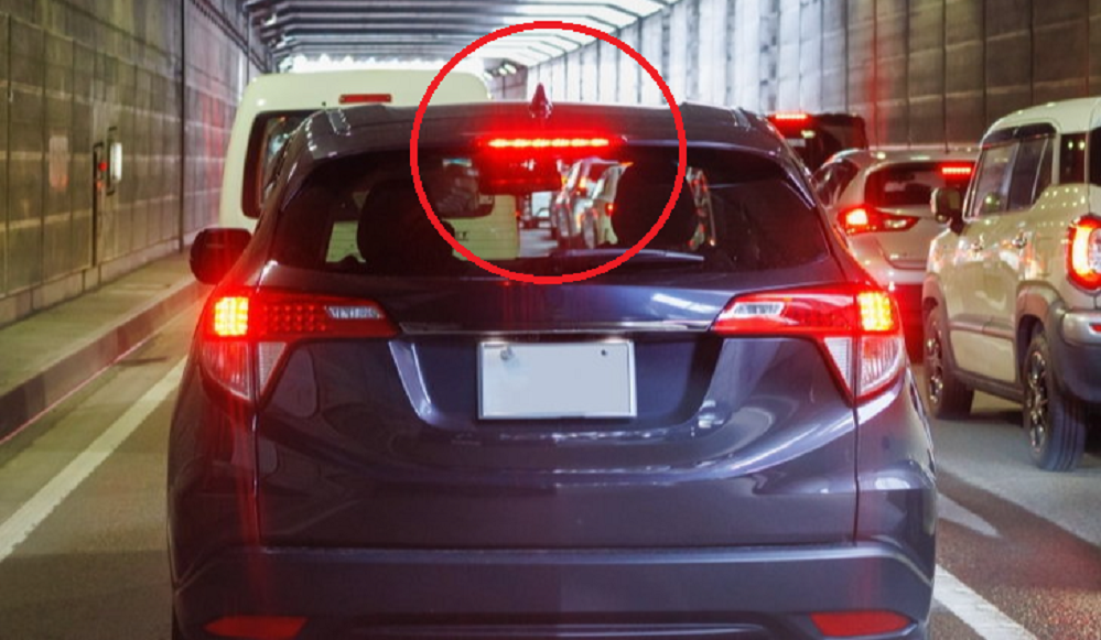 Vì sao ô tô phải có đèn báo phanh trung tâm? - 1