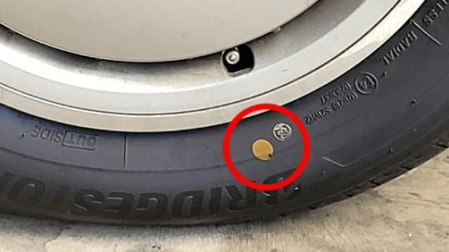Những chấm tròn vàng, đỏ trên lốp ô tô có tác dụng gì? - 1