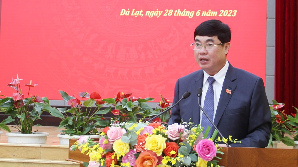 Phó Bí thư Thường trực Tỉnh ủy Lâm Đồng Trần Đình Văn thông qua báo cáo tổng hợp ý kiến thảo luận ở tổ