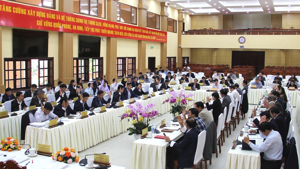 Đại biểu biểu quyết thông qua Nghị quyết tại Hội nghị