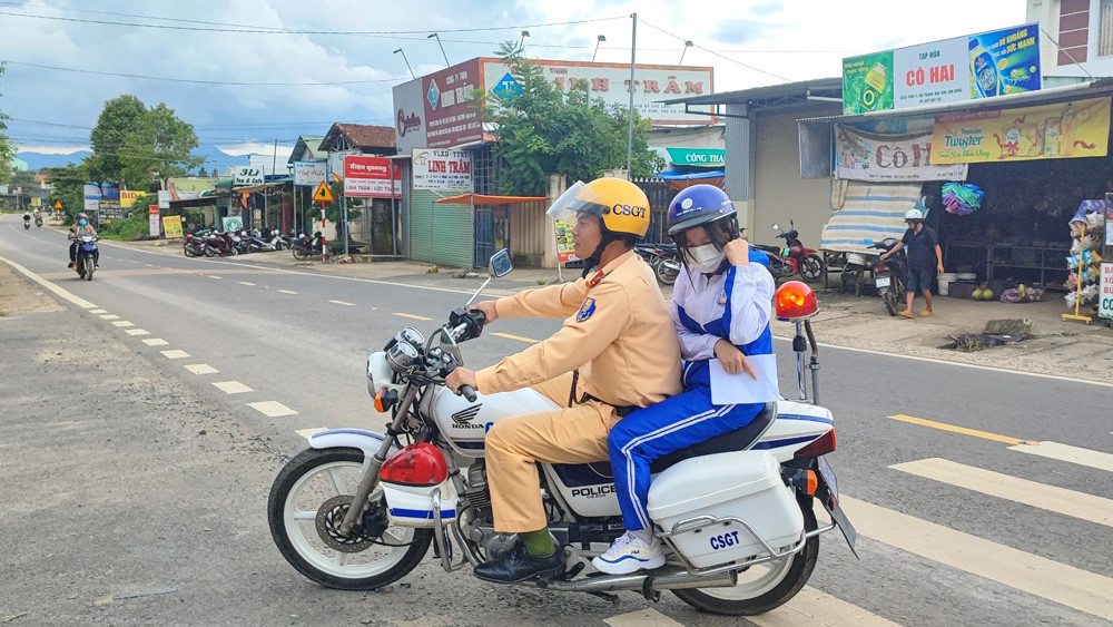 Thượng úy Vũ Duy Thường sử dụng xe đặc chủng chở thí sinh K. về nhà lấy thẻ dự thi 