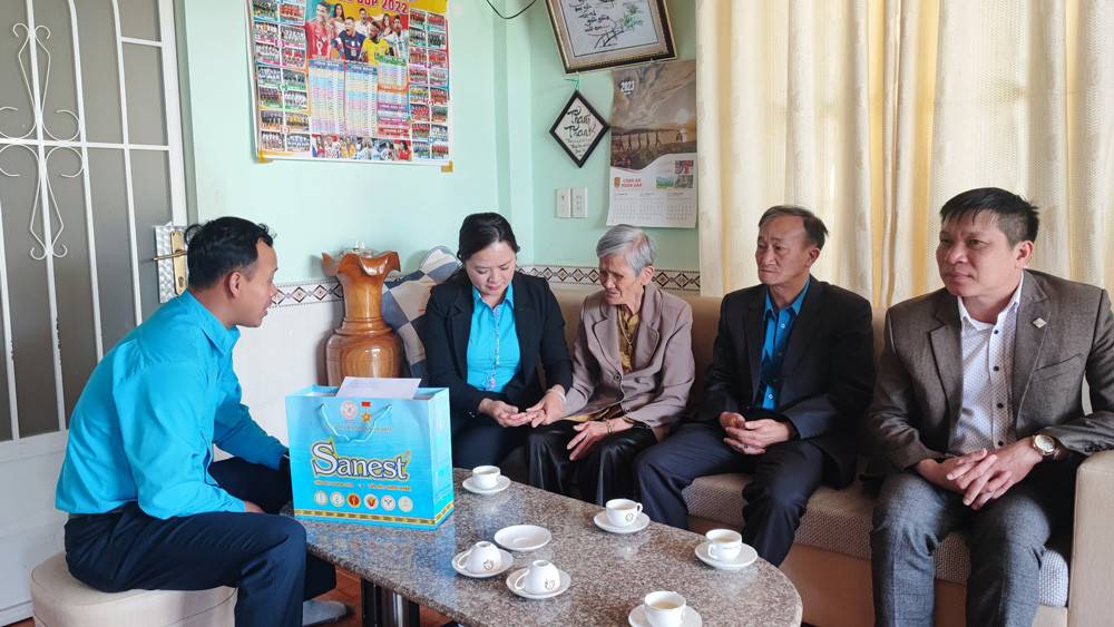 Thăm gia đình mẹ Việt Nam Anh hùng Đặng Thị Chi