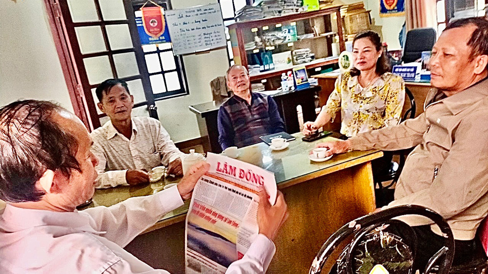 Hội Người cao tuổi thị trấn Di Linh đọc báo Đảng vào các buổi sáng