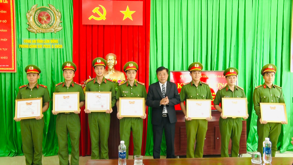 Lãnh đạo UBND Thành phố Đà Lạt khen thưởng các tập thể, cán bộ, chiến sỹ Phòng Cảnh sát  PCCC và CNCH