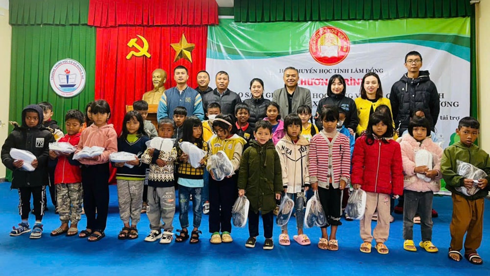 Trao các quà cho các em học sinh có hoàn cảnh khó khăn
