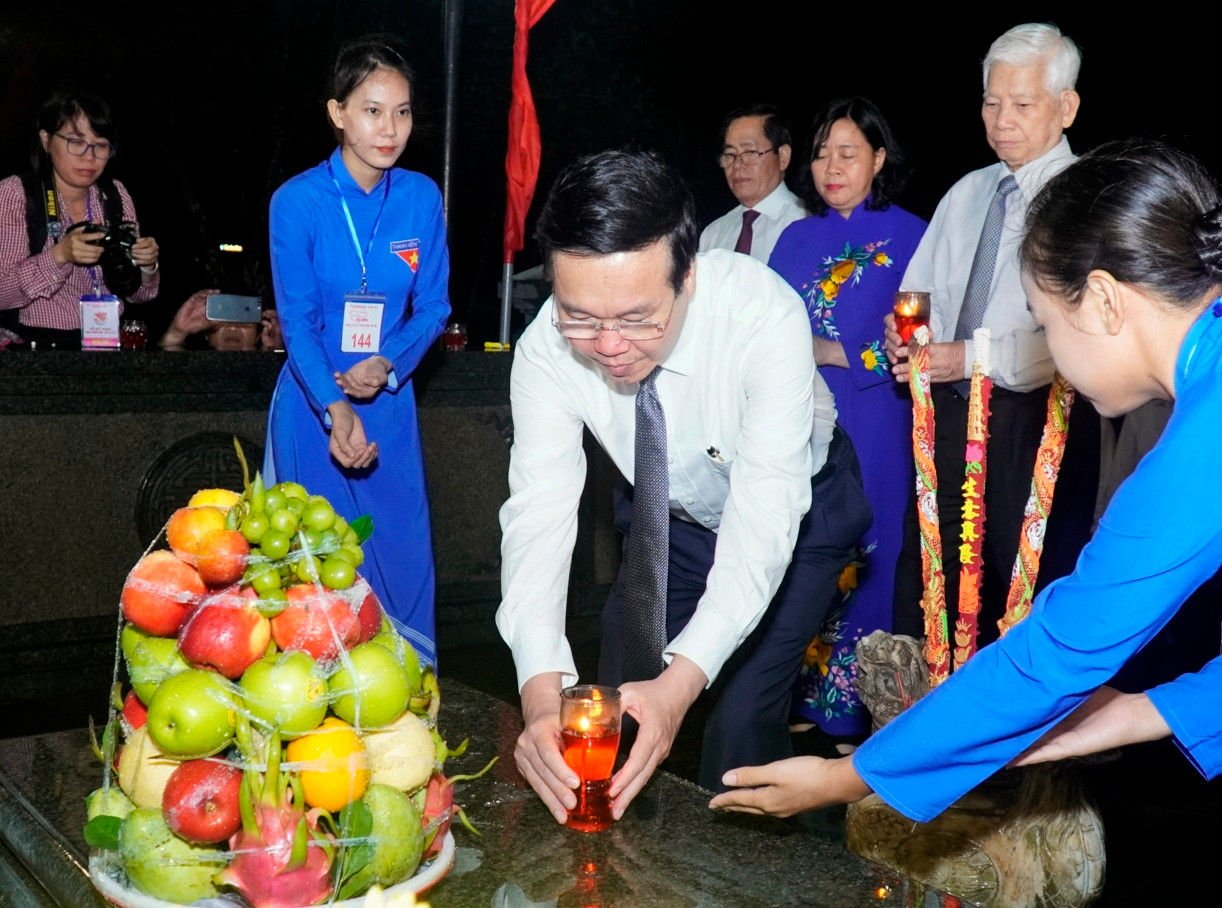 Chủ tịch nước Võ Văn Thưởng thắp nến tri ân tại phần mộ cố Tổng Bí thư Lê Hồng Phong