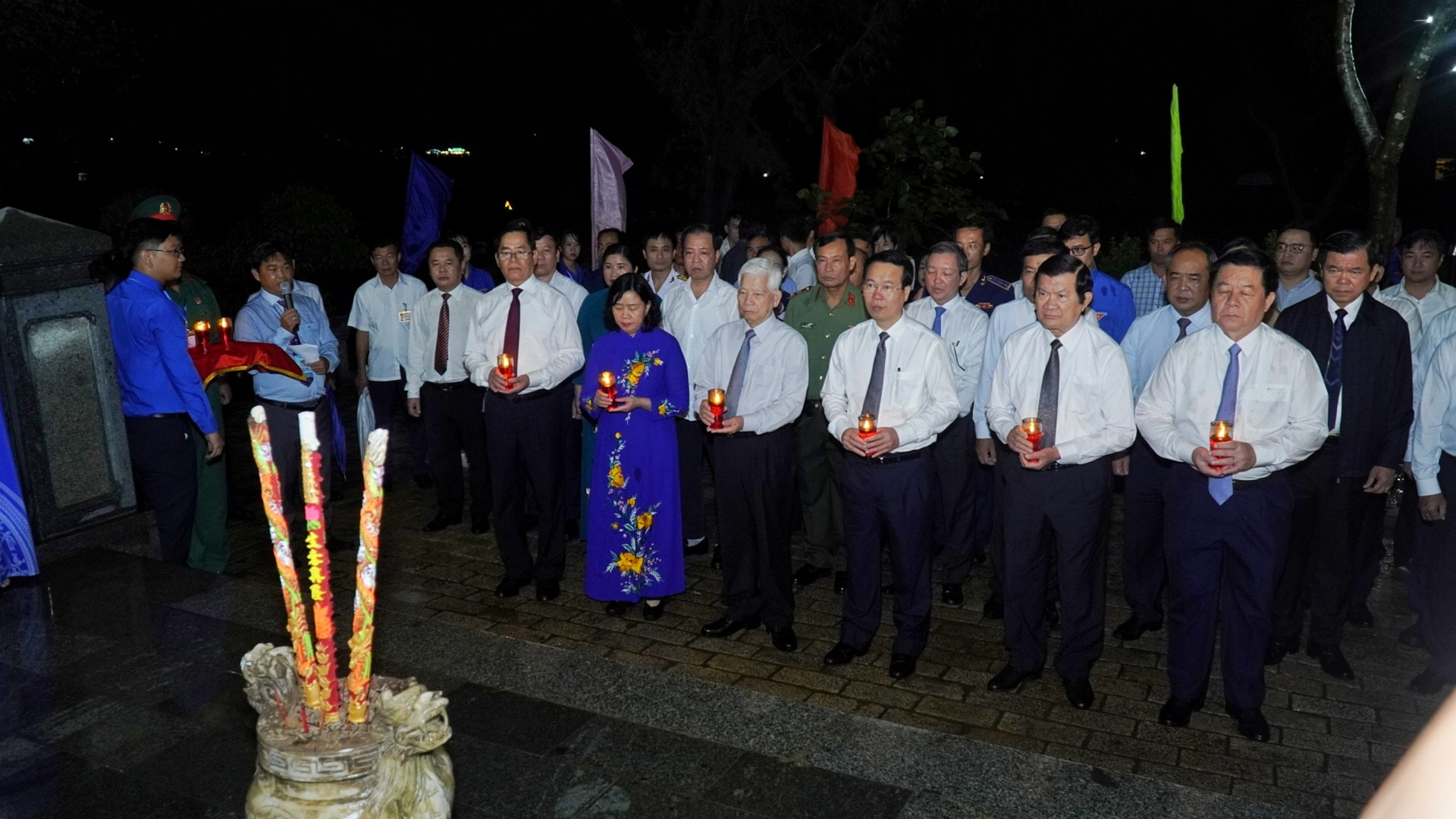 Chủ tịch nước Võ Văn Thưởng cùng lãnh đạo, nguyên lãnh đạo Đảng, nhà nước và các bộ, ngành, địa phương dâng nến trước phần mộ các anh hùng liệt sĩ