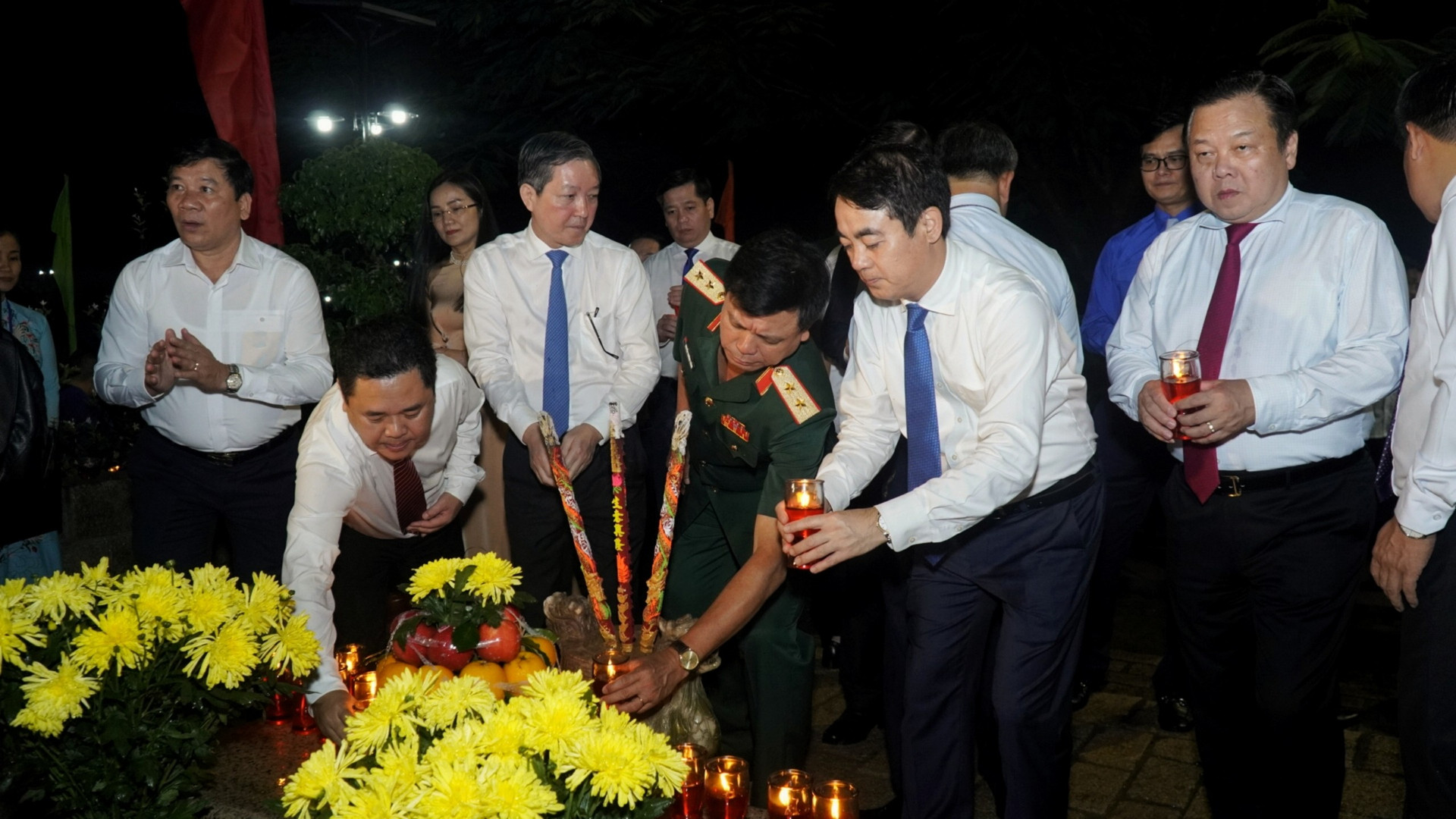 Lãnh đạo các bộ, ngành, địa phương thắp nến trước mộ phần Cố Tổng Bí thư Lê Hồng Phong