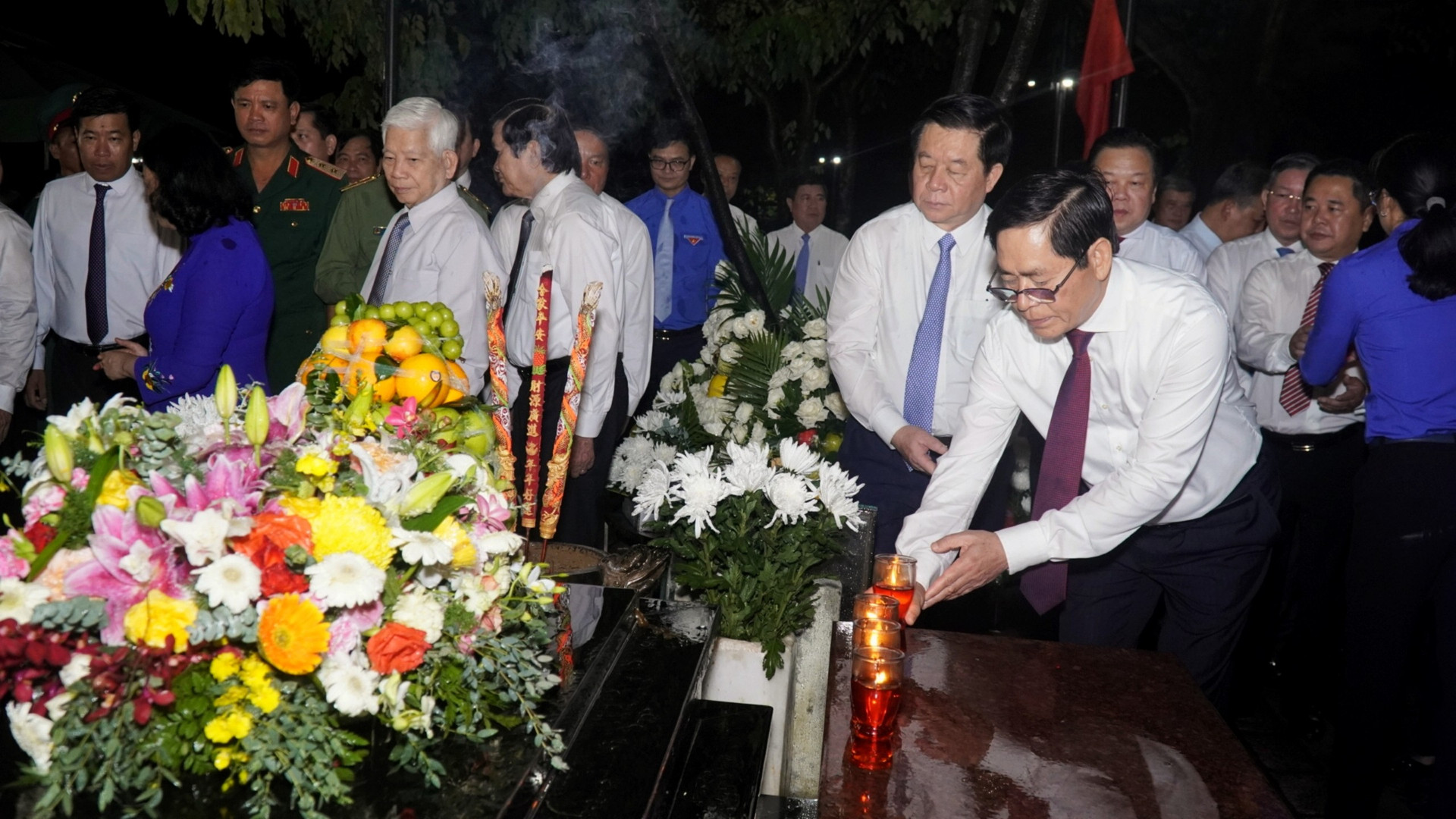 Ông Nguyễn Viết Thanh, Ủy viên Trung ương Đảng, Bí thư Tỉnh ủy thắp nến trước mộ AHLLVTND Võ Thị Sáu