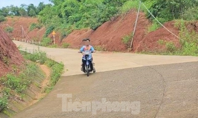 Vụ thiếu niên chở trẻ nhỏ nẹt ga, bốc đầu xe: Phạt người giao xe, tạm giữ phương tiện ảnh 1