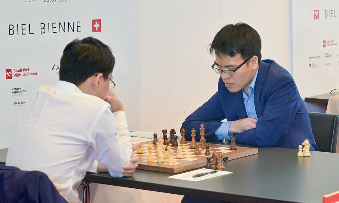 Lê Quang Liêm (phải) trong ván đấu với Dư Ương Y tại vòng năm cờ tiêu chuẩn Biel Grandmaster ngày 24/7/2023. Ảnh: BCF