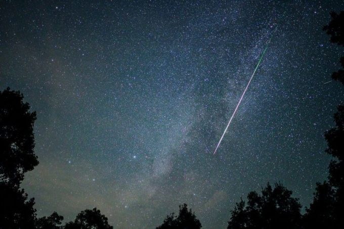 Sao băng trên bầu trời chụp tại North Carolina vào ngày 11//8/2021. Ảnh: James Reynolds/earthsky