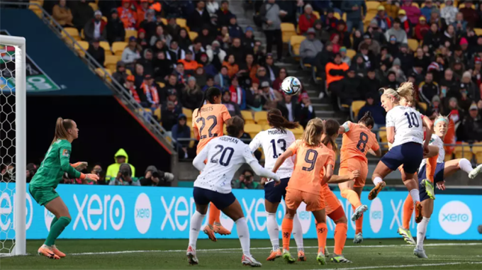 Lindsey Horan đánh đầu giúp Mỹ gỡ hòa 1-1 trong trận đấu với Hà Lan trên sân Wellington ngày 27/7.