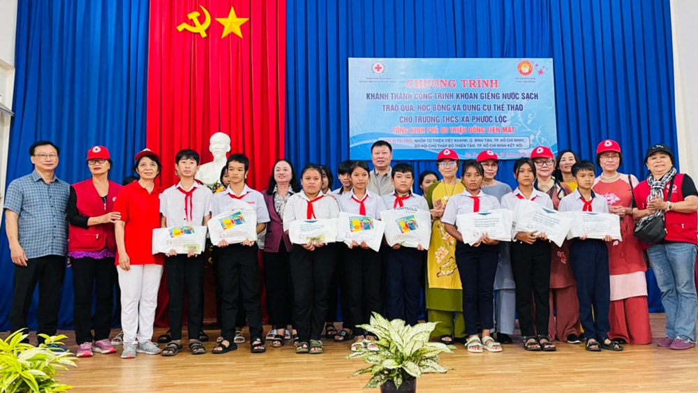 Trao quà và học bổng cho học sinh