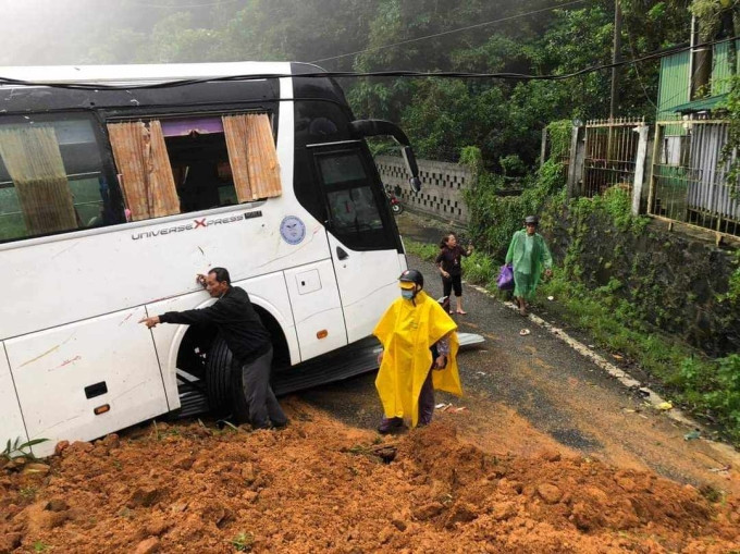 Một xe khách bị đất đá đè trên đèo Bảo Lộc, chiều 30/7. Ảnh: K Chung