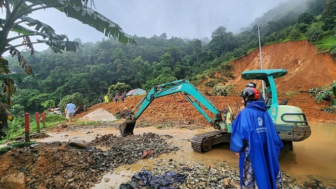 Lực lượng chức năng đang giải phóng hiện trưởng, tìm kiếm cứu nạn. Ảnh: Hoài Thanh