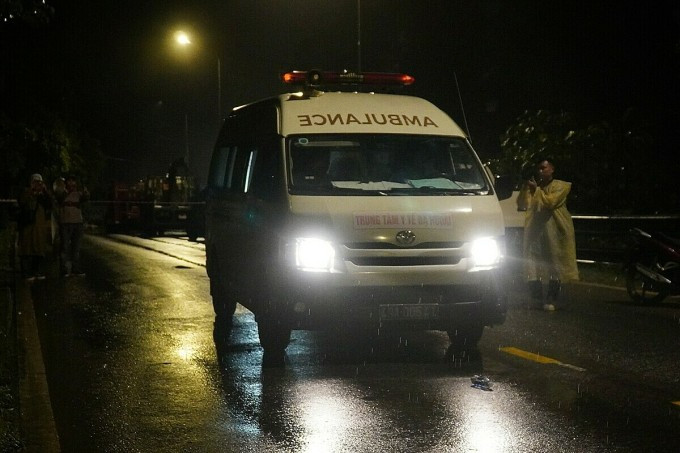 Xe cấp cứu chở nạn nhân rời khỏi hiện trường khuya 30/7. Ảnh: Phước Tuấn