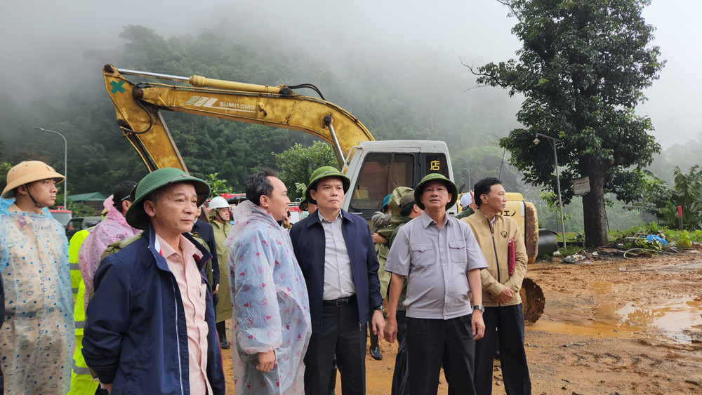 Phó Thủ tướng Trần Lưu Quang kiểm tra hiện trường vụ sạt lở đất trên đèo Bảo Lộc sáng 31/7. Ảnh: KP