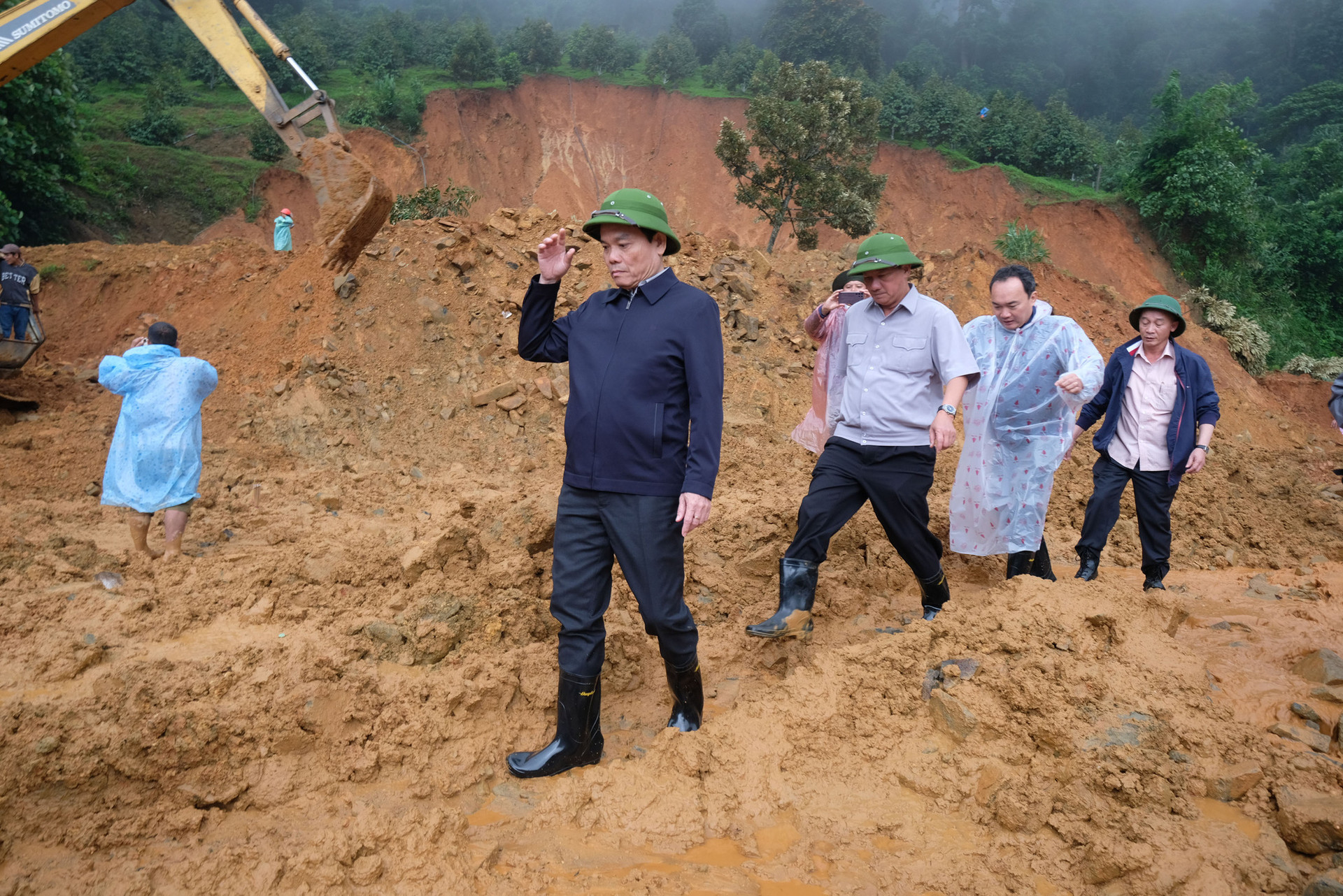 Phó thủ tướng Trần Lưu Quang cùng lãnh đạo tỉnh Lâm Đồng kiểm tra hiện trường vụ sạt lở - Ảnh: MAI VINH