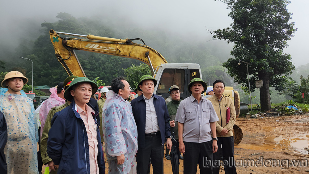 Phó thủ tướng Trần Lưu Quang kiểm tra hiện trường sạt lở, thăm hỏi gia đình cán bộ CSGT hy sinh - Ảnh 1.