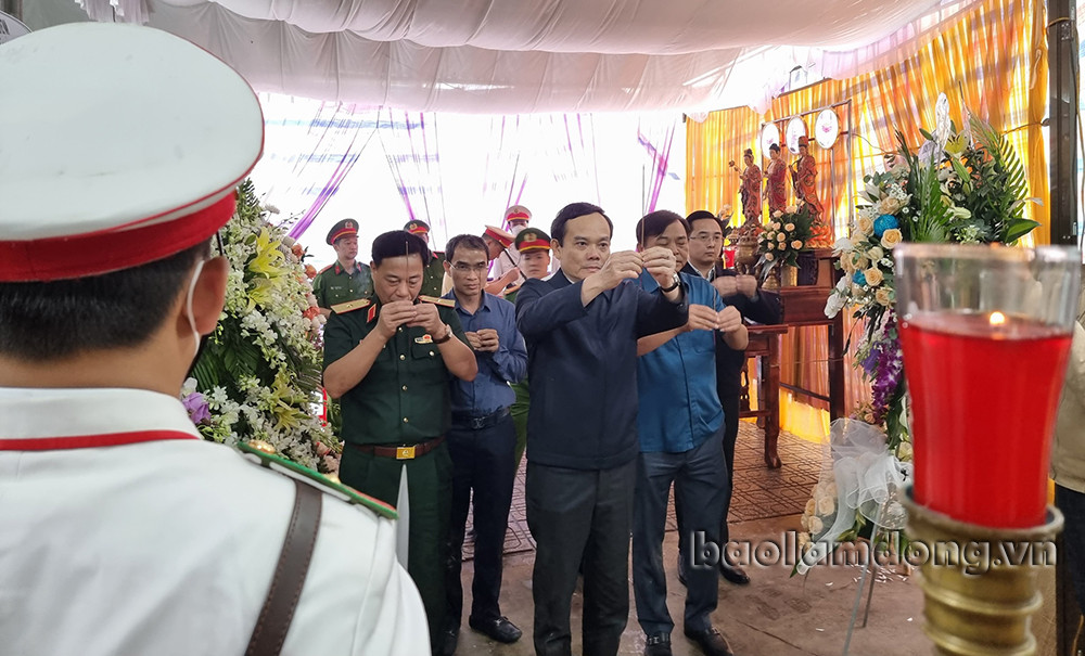 Phó thủ tướng Trần Lưu Quang kiểm tra hiện trường sạt lở, thăm hỏi gia đình cán bộ CSGT hy sinh - Ảnh 2.