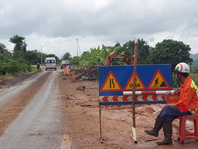 Khắc phục sạt lở đường giao thông ở Đắk Lắk - Ảnh 4.