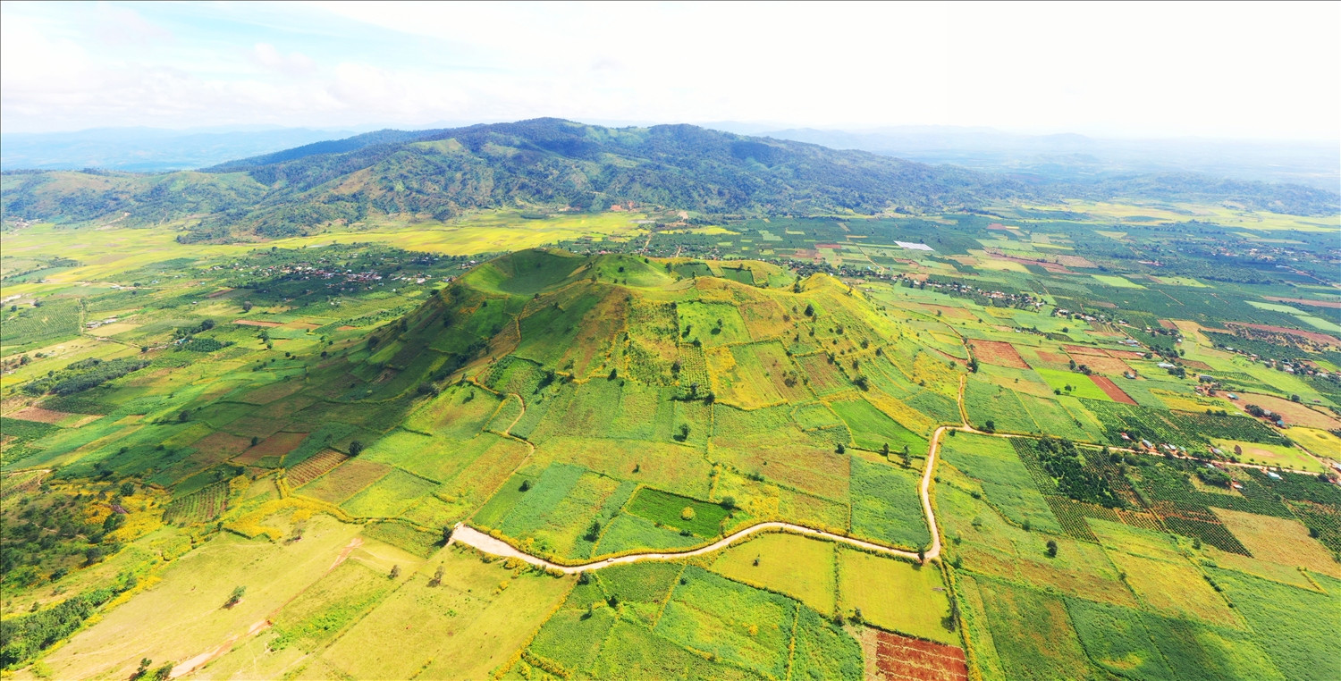 Vẻ đẹp hoang sơ, kỳ vĩ của núi lửa Chư Đang Ya