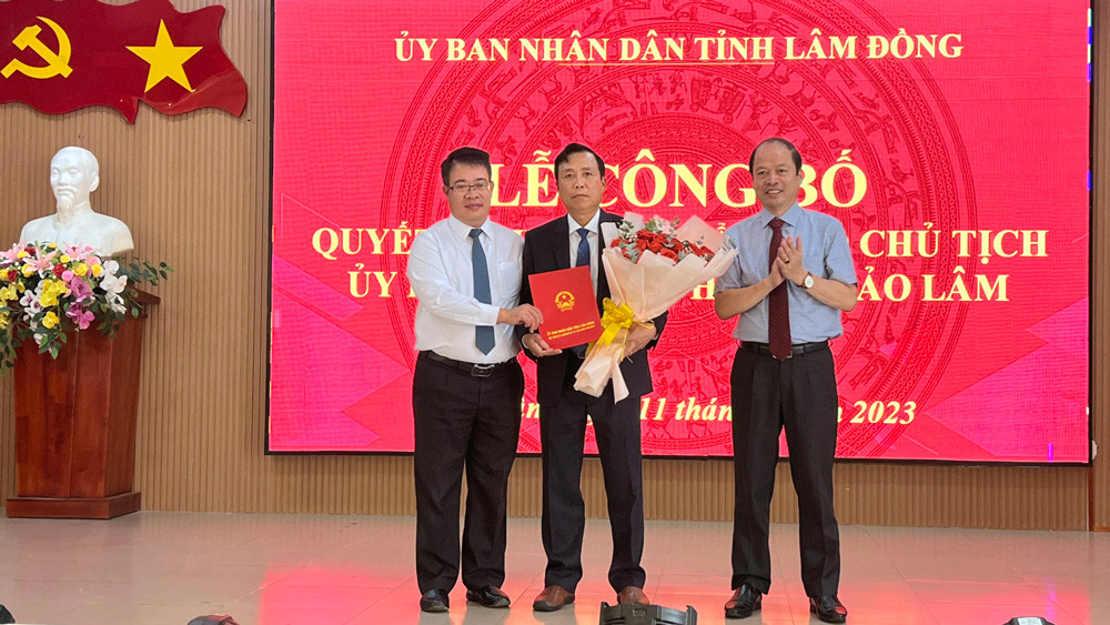 Phó Chủ tịch UBND tỉnh Lâm Đồng Nguyễn Ngọc Phúc và Bí thư Huyện ủy Bảo Lâm Nguyễn Viết Vân trao quyết định, tặng hoa chúc mừng tân Phó Chủ tịch UBND huyện Bảo Lâm Trịnh Văn Thảo