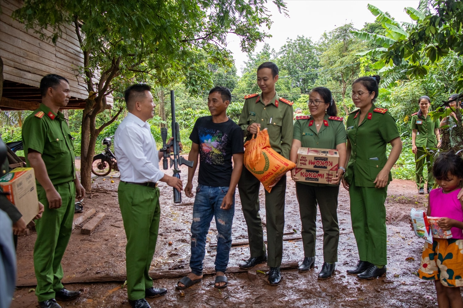 Cán bộ, chiến sĩ Công an đến nhà dân tuyên truyền, người dân tự nguyện giao nộp vũ khí