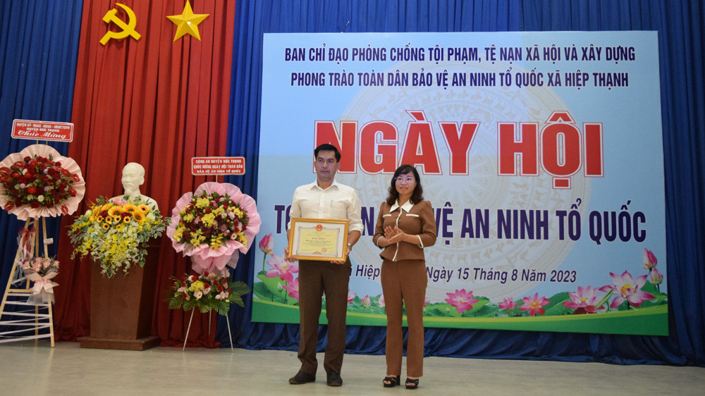 Lãnh đạo huyện Đức Trọng trao Bằng khen của Chủ tịch UBND tỉnh Lâm Đồng cho cán bộ và Nhân dân xã Hiệp Thạnh vì đã có thành tích xuất sắc trong Phong trào Toàn dân bảo vệ ANTQ