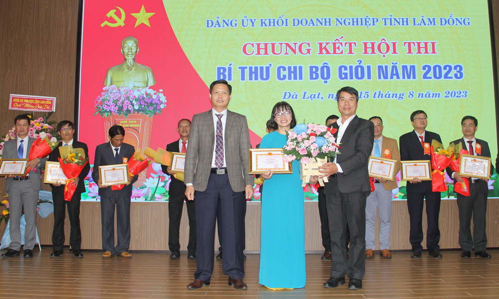 Ban Tổ chức trao giải nhất cho thí sinh