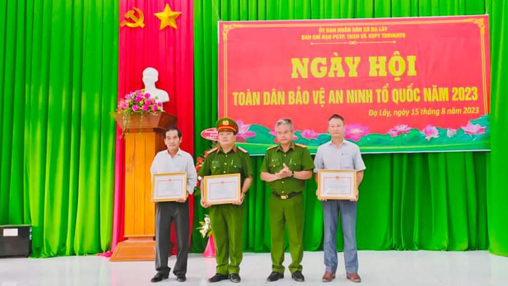 Trao tặng giấy khen của Giám đốc Công an tỉnh cho các tập thể, cá nhân
