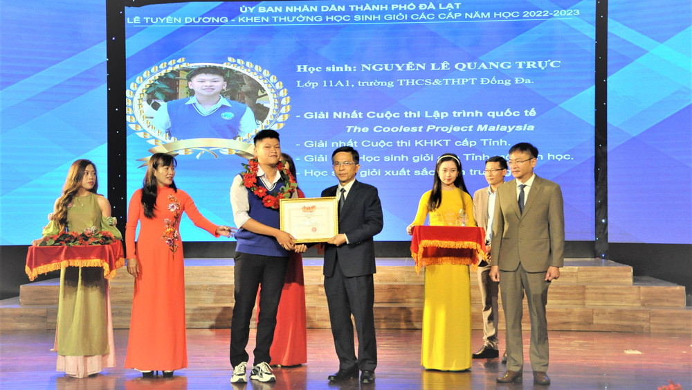 Bí thư Thành ủy Đà Lạt Đặng Trí Dũng trao giấy khen cho các học sinh giỏi
