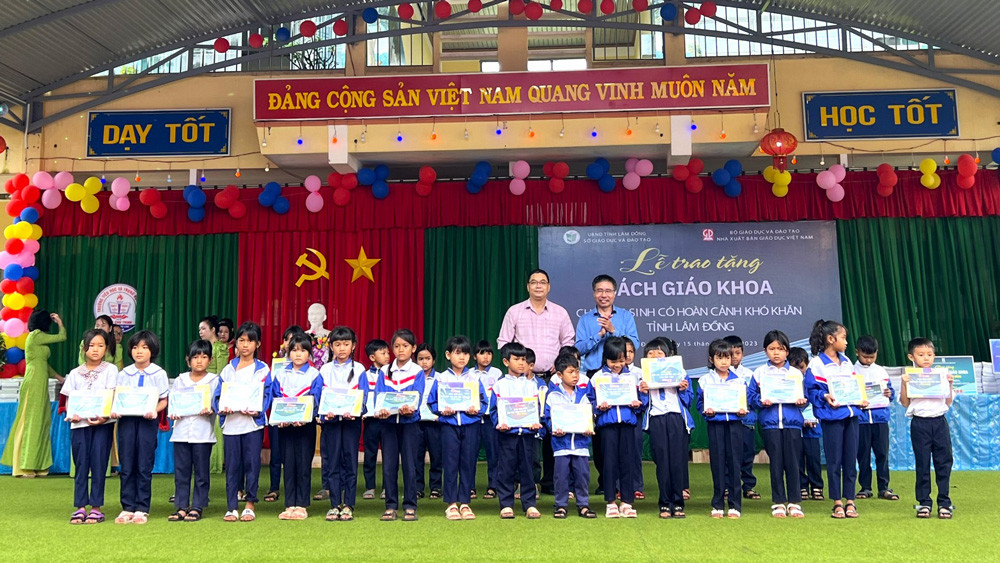 Đại diện Nhà xuất bản Giáo dục Việt Nam trao tặng sách cho học sinh khó khăn huyện Bảo Lâm