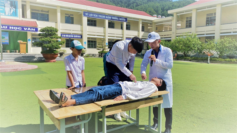 Các trẻ em khó khăn được tập huấn kỹ năng chống đuối nước