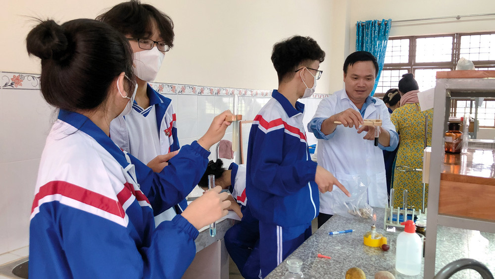 Tiết thực hành sinh học của thầy và trò Trường PTTH Chuyên Bảo Lộc