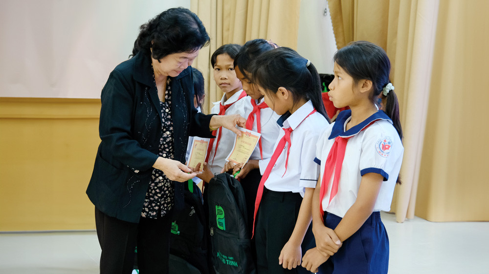 Học bổng Vừ A Dính vừa được trao cho học sinh đồng bào DTTS huyện Đam Rông