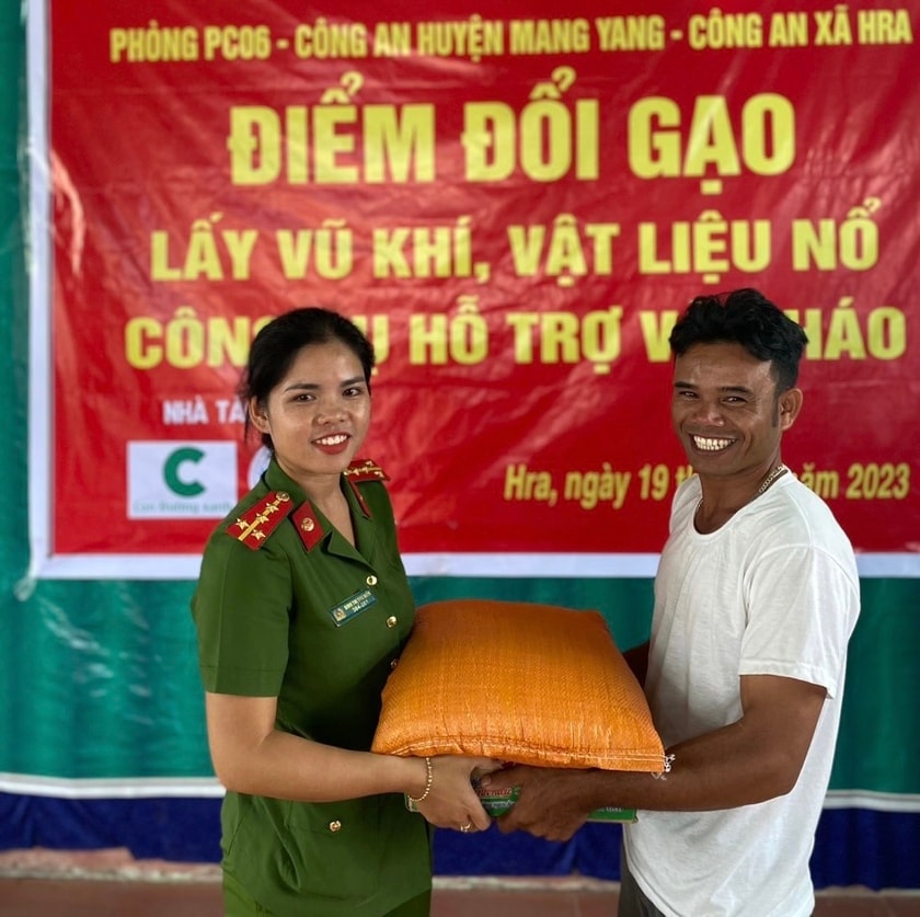 Gia Lai: Tiếp nhận 53 khẩu súng từ chương trình “đổi gạo lấy vũ khí” ở xã Hà Ra ảnh 2