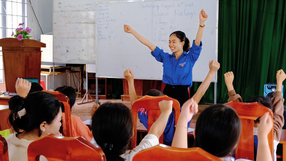 Cô giáo Thắm với lớp học tiếng Anh miễn phí trong mùa hè cho thiếu nhi ở thôn Preteing 2, xã Phú Sơn