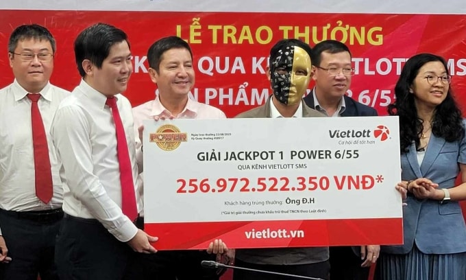 Ông Đ.H nhận Jackpot gần 257 tỷ đồng sáng 22/8. Ảnh: Anh Tú