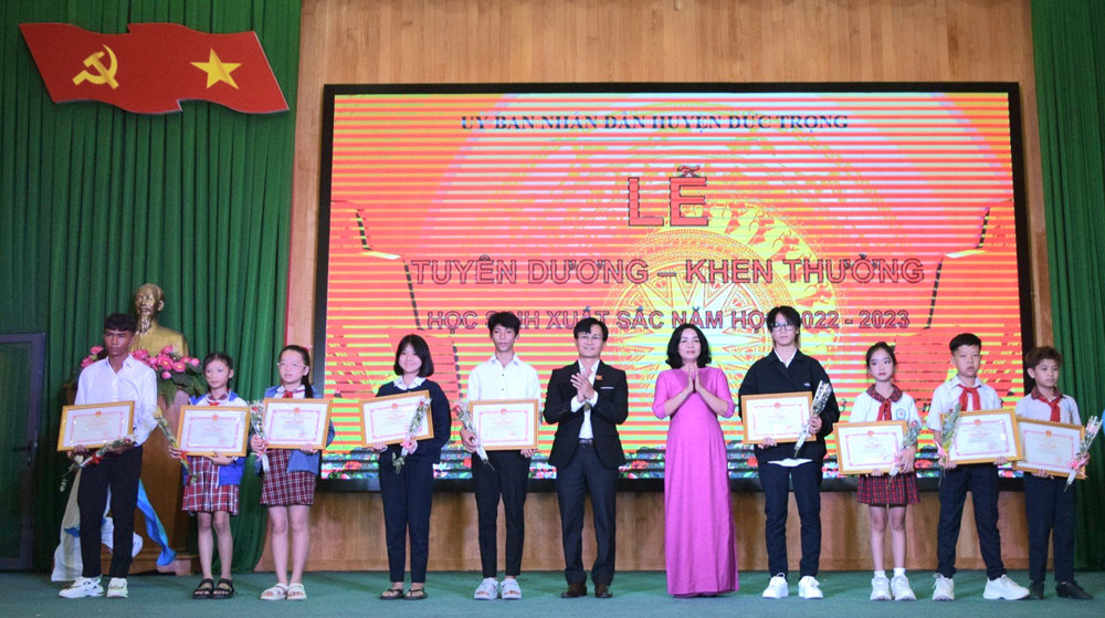 Ông Nguyễn Tiến Điền – Trưởng Ban Tuyên giáo Huyện ủy và bà Phạm Thị Thanh Thúy – Phó Chủ tịch UBND huyện Đức Trọng trao giấy khen cho các em