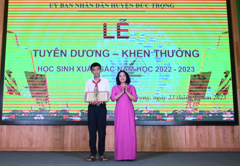 Bà Phạm Thị Thanh Thúy – Phó Chủ tịch UBND huyện trao giấy khen cho em Đặng Huy Hậu – Học sinh lớp 8 Trường THCS Tân Hội - đạt giải nhất cấp quốc gia với số điểm 300/300 tại Hội thi Tin học trẻ toàn quốc năm 2023, Huy chương Vàng môn Tin học – khu vực Miền Trung và Tây Nguyên cấp quốc gia.