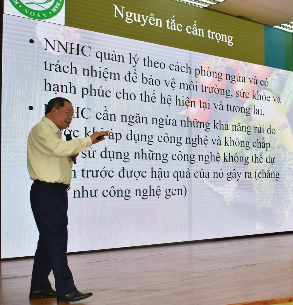 Đại biểu trình bày tham luận tại Diễn đàn