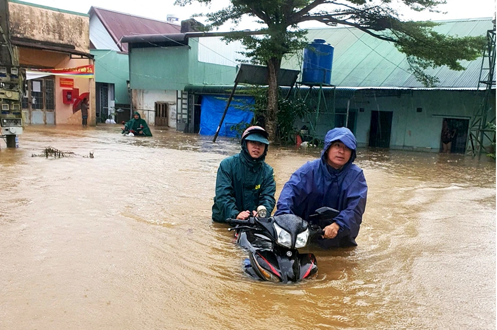 Tin trong nước - Lâm Đồng: TP.Bảo Lộc ngập nặng sau trận mưa lớn (Hình 2).