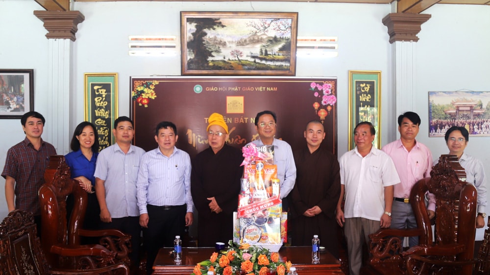Lãnh đạo TP Bảo Lộc đến thăm, tặng quà các cơ sở Phật giáo trên địa bàn nhân dịp đại lễ Vu lan báo hiếu năm 2023