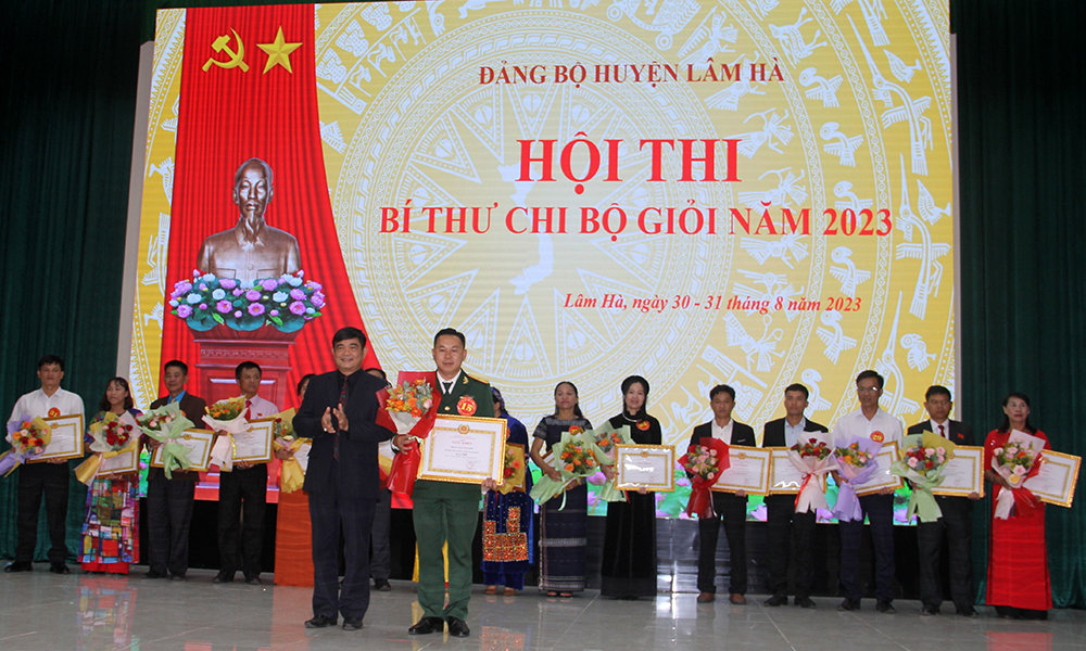 Trao giải nhất cho thí sinh đạt kết quả cao tại hội thi