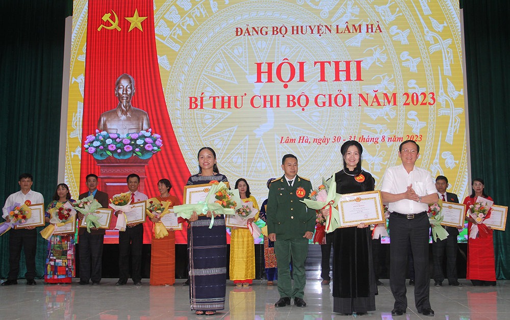 Trao giải nhì cho các thí sinh tham gia hội thi