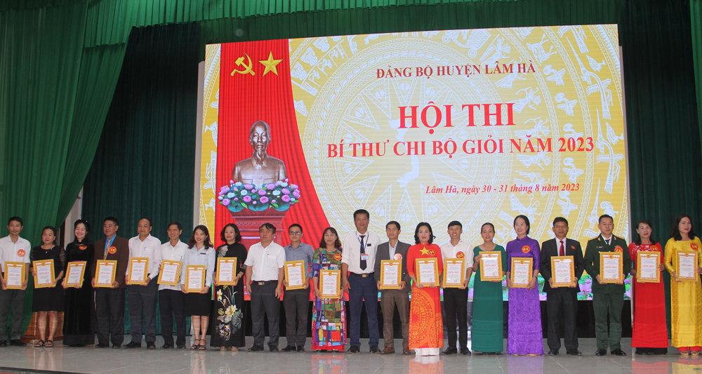 Trao giấy chứng nhận Bí thư chi bộ giỏi cho các thí sinh